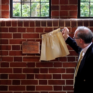 Michael Hulse unveils the plaque.